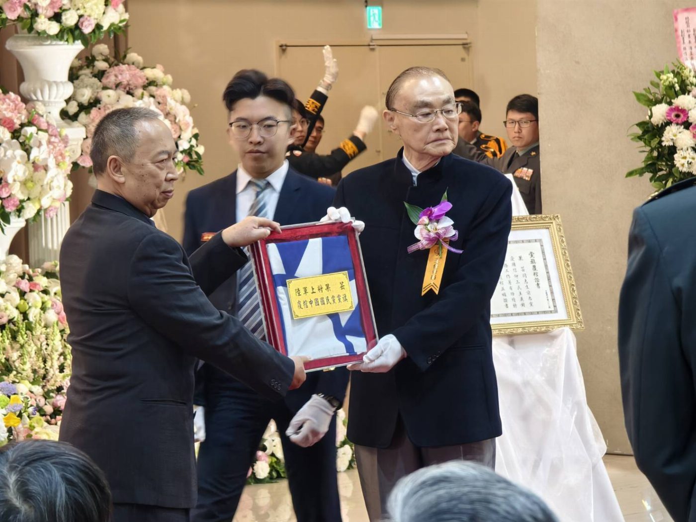 空航技校友總會追聘故 果芸上將為永久榮譽總會長