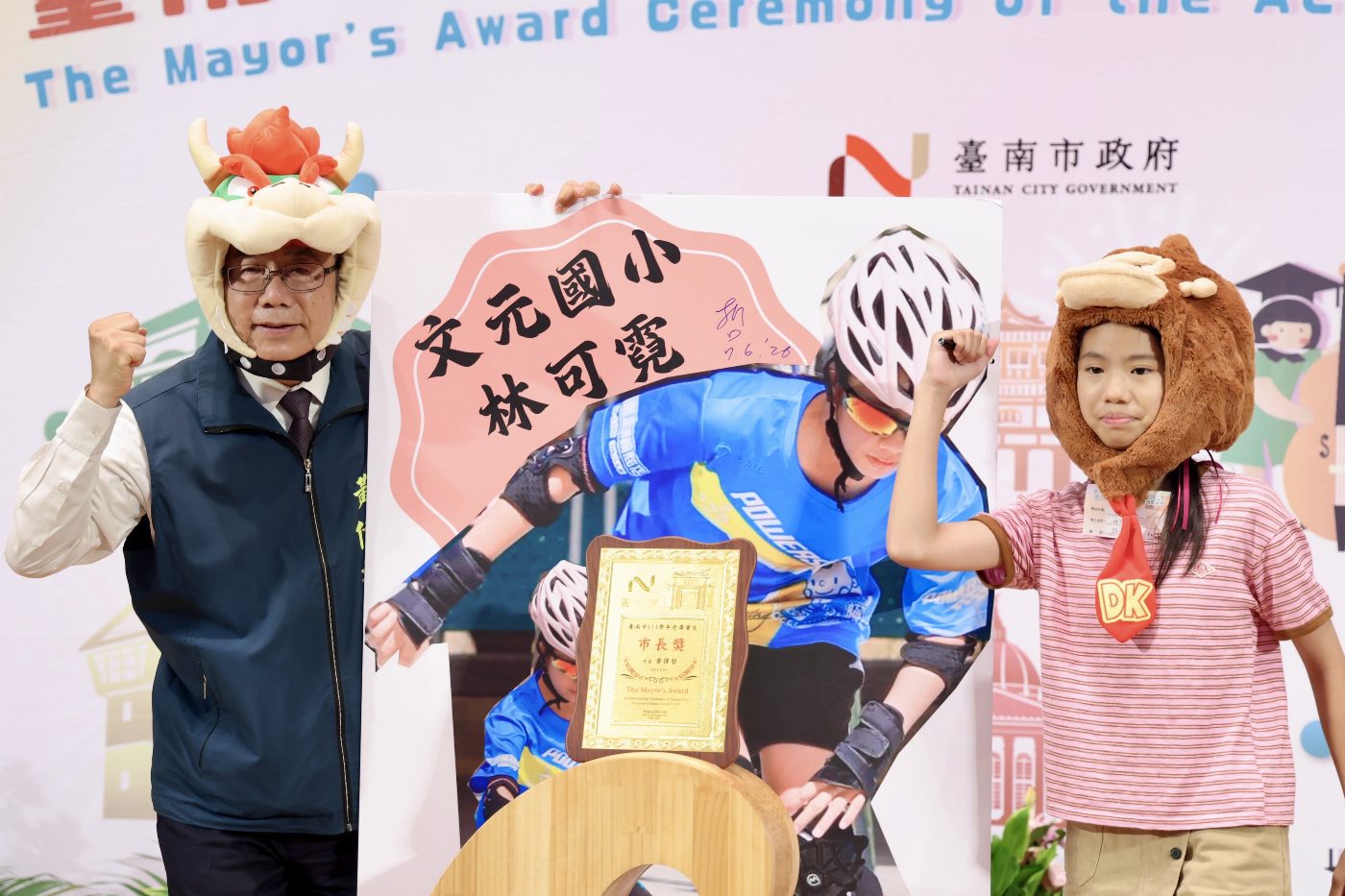 黃偉哲任內最後一次「市長陪你拍」 與668位優秀畢業生留下創意合影