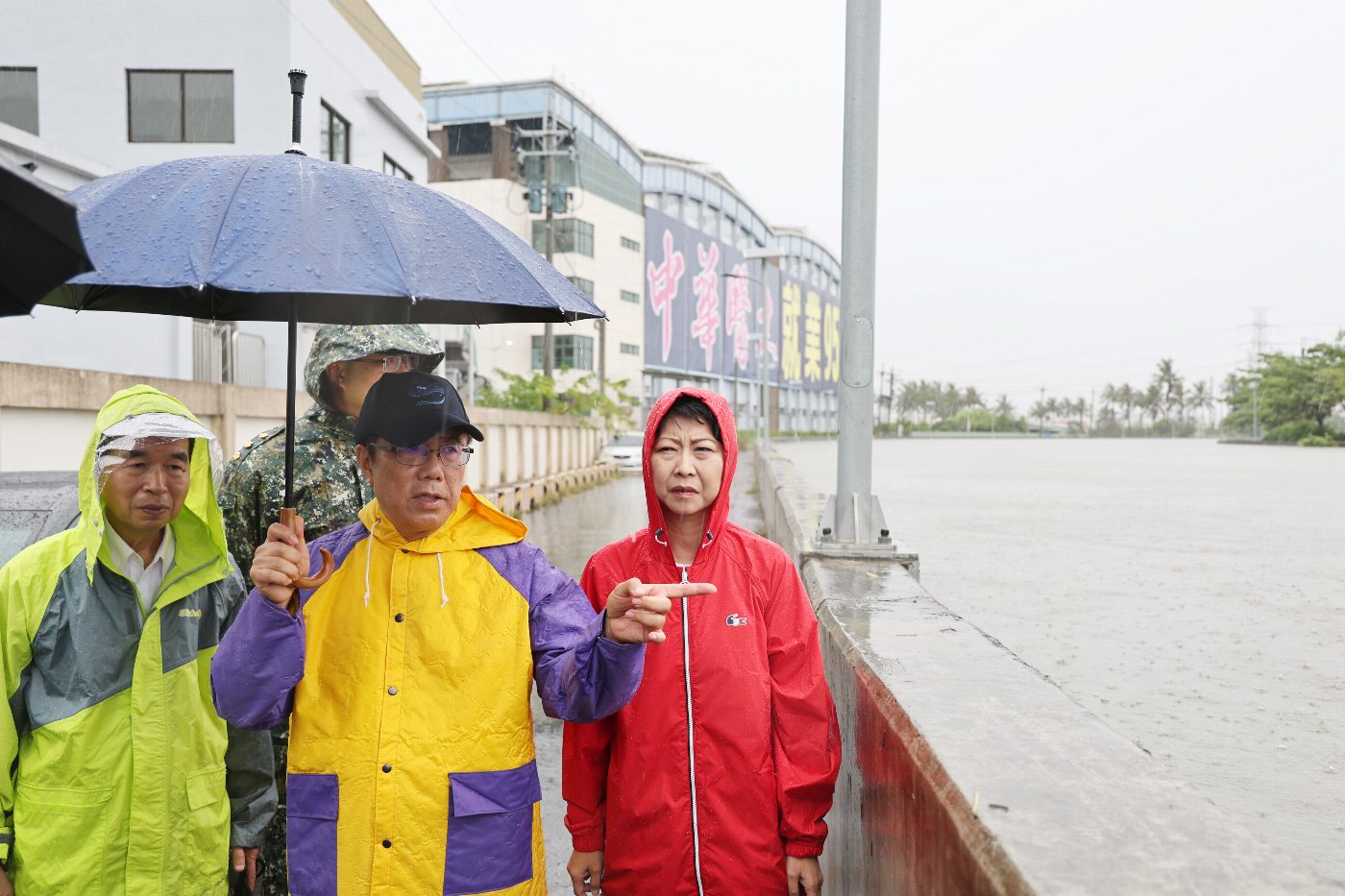 米克拉挾豪雨狂炸台南6小時！黃偉哲冒雨視察仁德抽水站三爺溪水位 盼立院速通治水預算