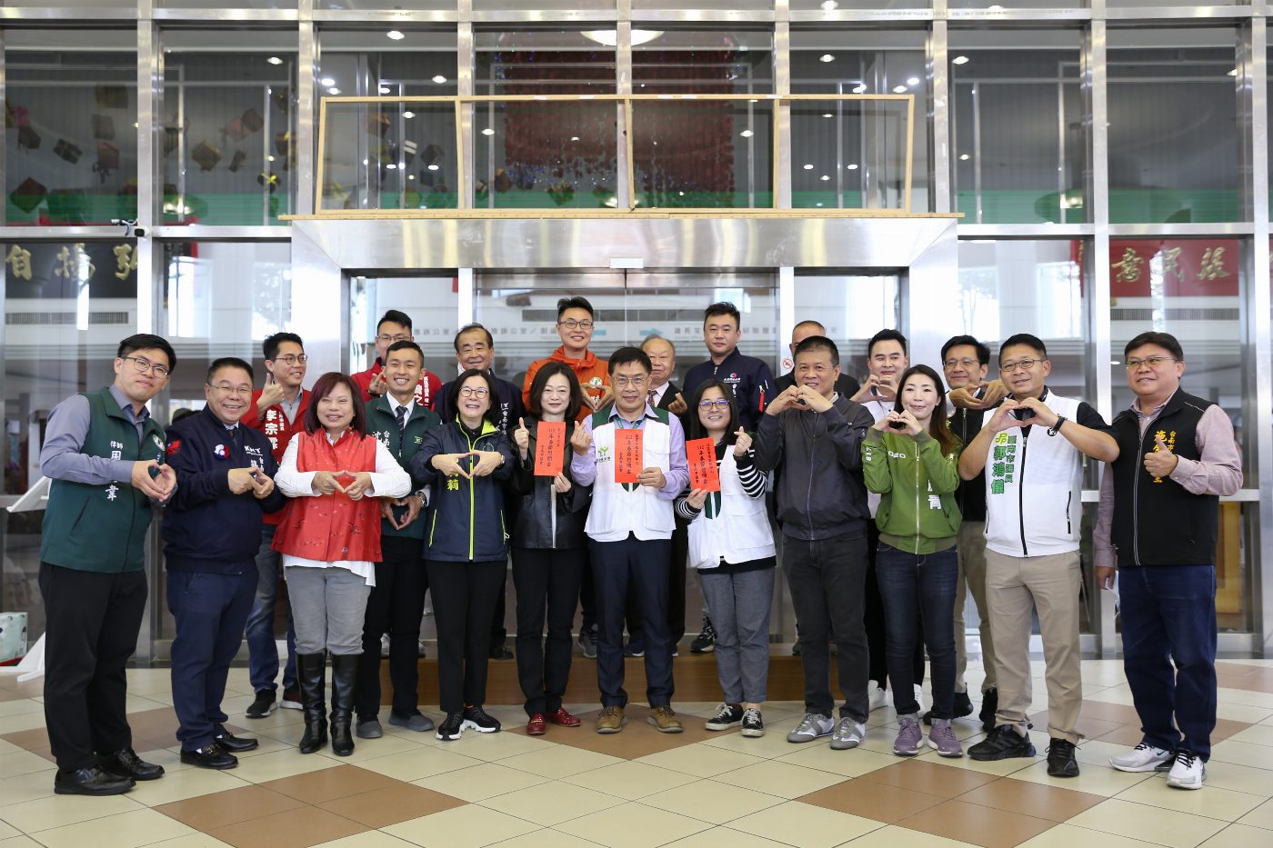 南市議會開工慰問社福團體，呼籲市政府提出疫後振興溫暖方案