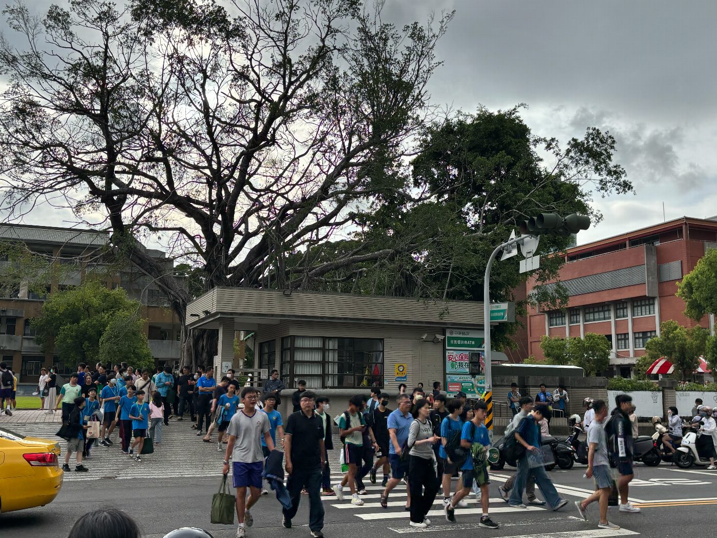 臺南國中會考首日秩序良好 市長黃偉哲慰勞試務人員加油考生