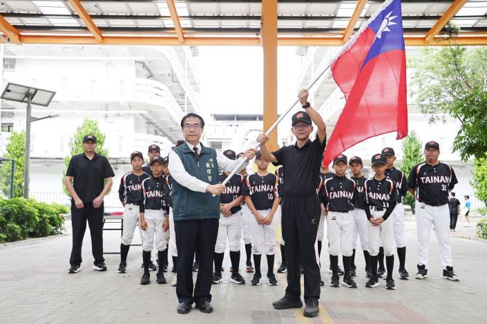 台南少棒聯隊披國家戰袍征戰小馬聯盟亞太區賽！黃偉哲親授旗勉小將爭取最高榮譽
