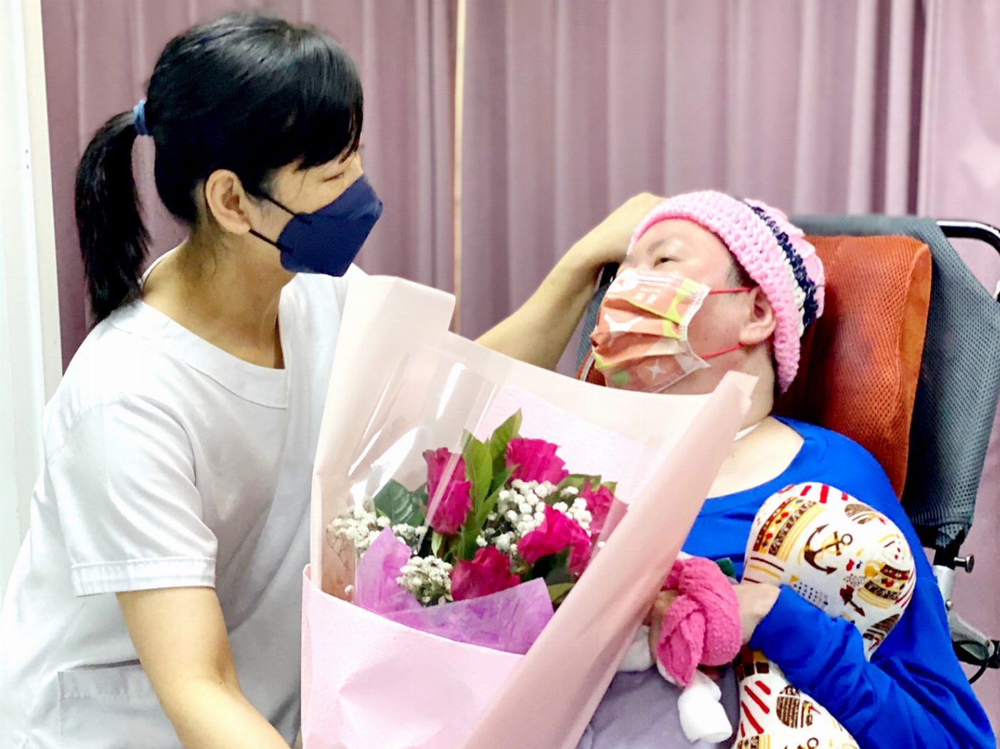 受難夫妻 考驗真愛 情人節創世代獻鮮花