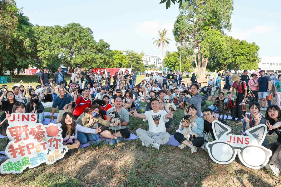 南臺灣最萌寵物派對！JINS《滾草皮音樂祭》吸3千人來野餐 市長黃偉哲探班陪毛孩「滾草皮」 攜中途萌犬逛市集、吃漢堡