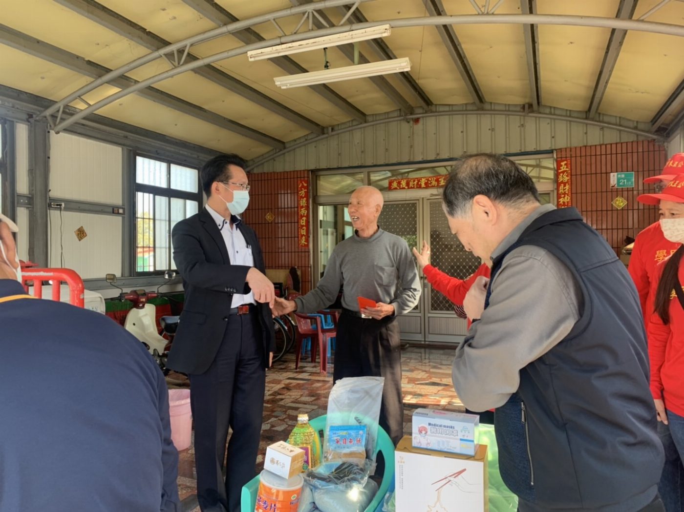 臺南市學甲分局前分局長甘炎民與陳建民回學甲服務地區寒冬送暖備受好評