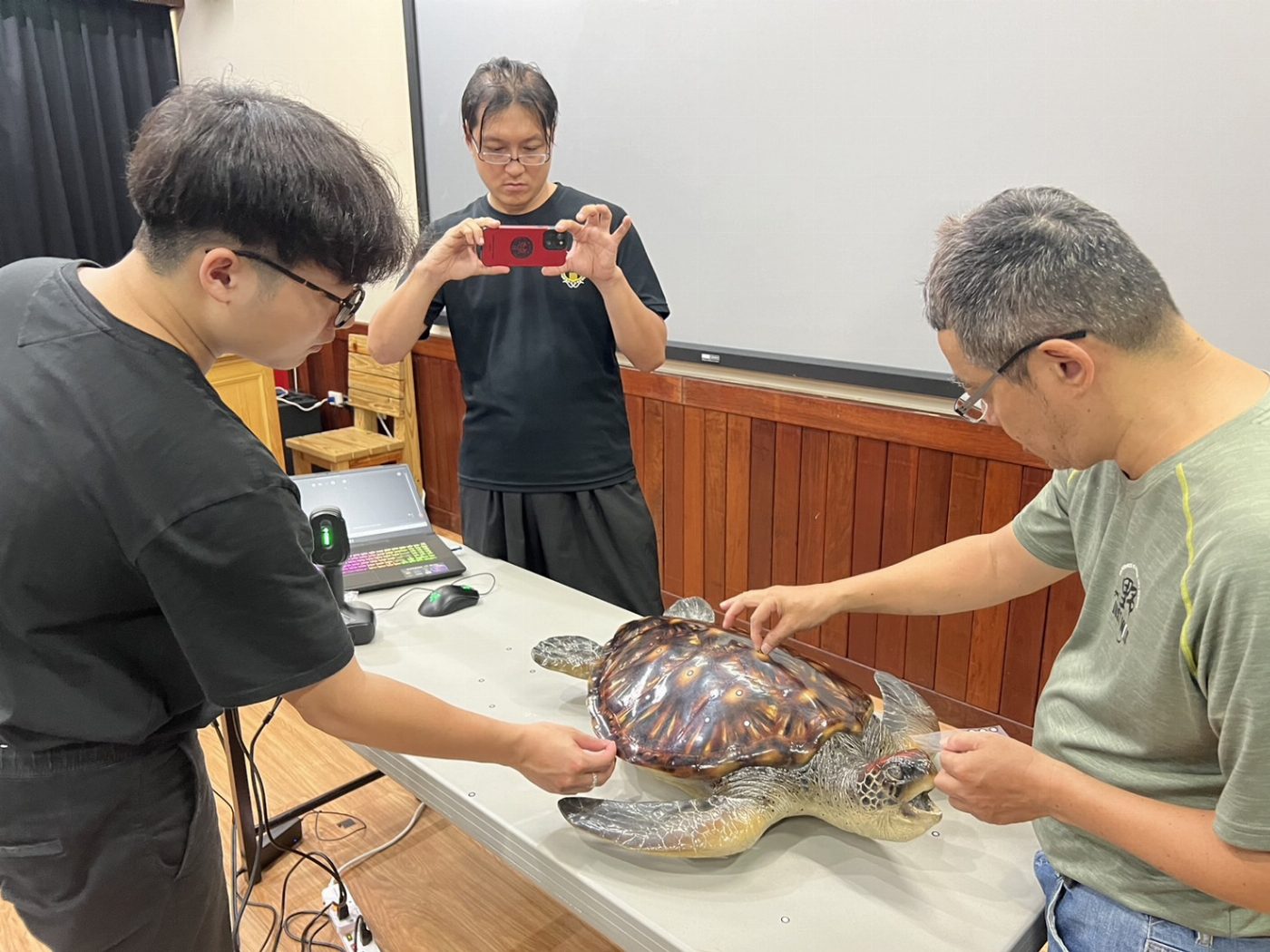 南應大USR「志在琉鄉」團隊推動小琉球生態保育，展開海龜3D復刻計畫