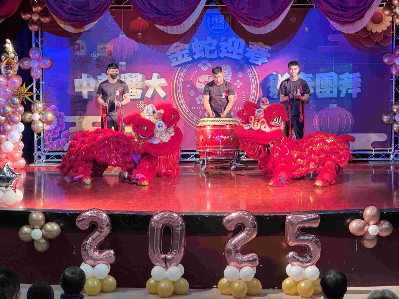 中華醫事科大金蛇迎春團拜  教職同仁齊聚迎新春  發送錢母開運紅包互道祝福