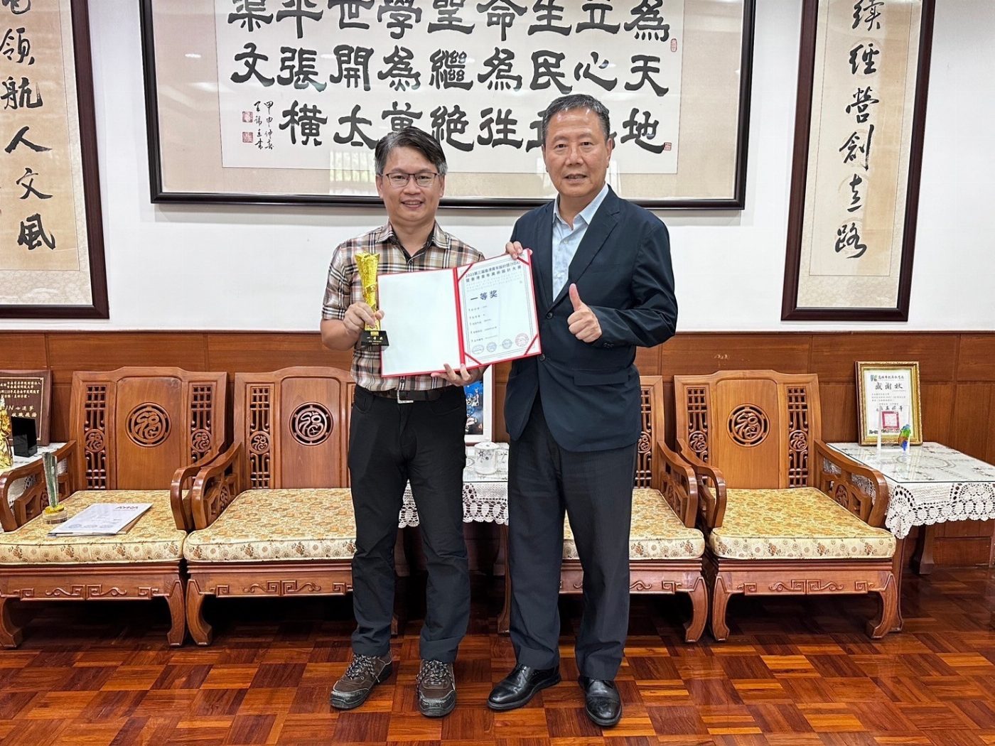 台南應用科大漫畫系主任林舜青副教授榮獲香港青年設計獎一等獎，作品《離鄉背景》震撼國際評審