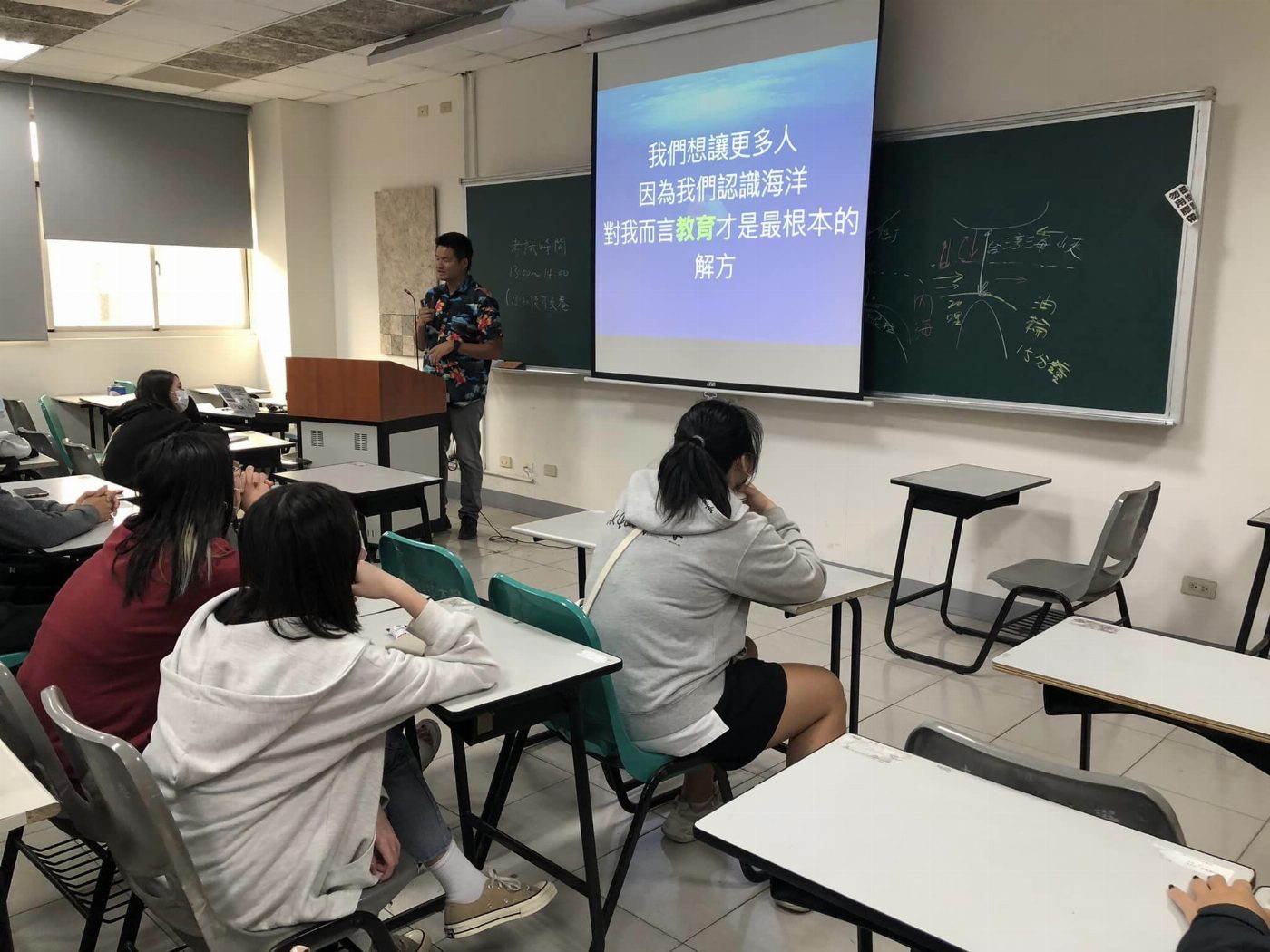 南臺科大行銷與流通管理系執行「社會實踐課程」B型企業演講與善化糖廠參訪活動