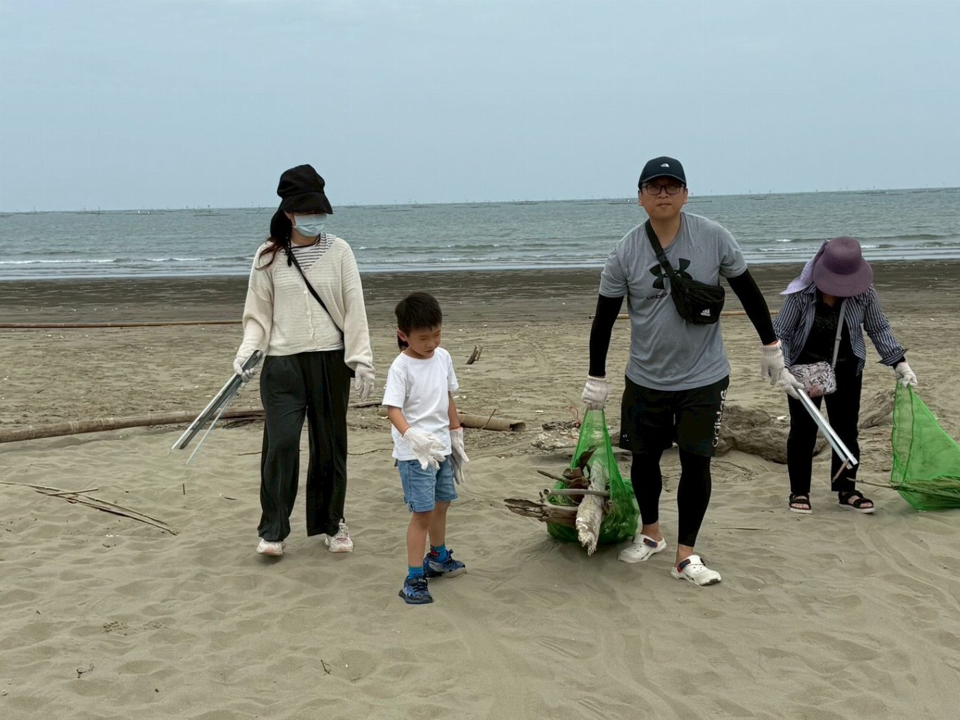 百人齊心「袋走好美」2025夏日淨灘活動圓滿落幕～讓環境更潔淨，讓回憶更美麗