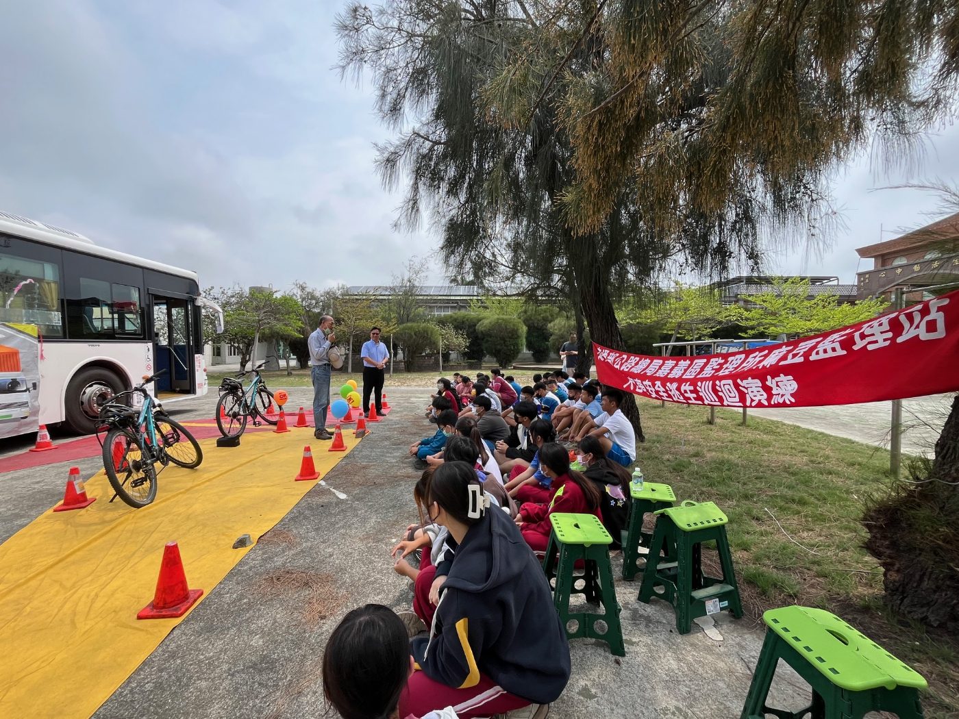 麻豆監理站深入校園辦理大客車視野死角與乗車安全體驗，呼籲學子交通安全從自身保護做起