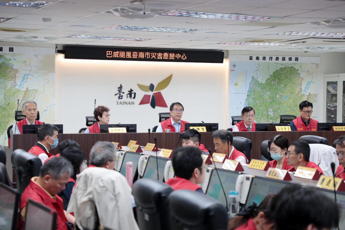 巴威颱風逼近 黃偉哲坐鎮災害應變中心要求全面戒備 落實各項防汛整備