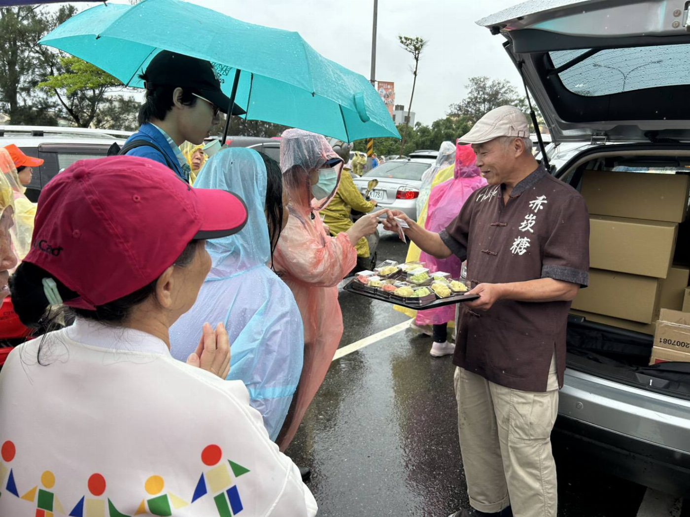 白沙屯媽祖回鑾 中華美食協會麻吉義廚團與rhalife赤崁糖提供「平安龜&魷戲糖餅」餉香燈腳