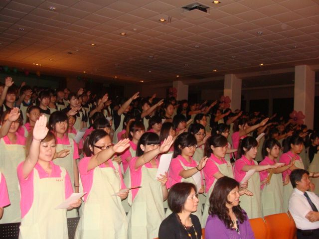 華醫幼保系133位學生接受師長穿戴保育服和胸章