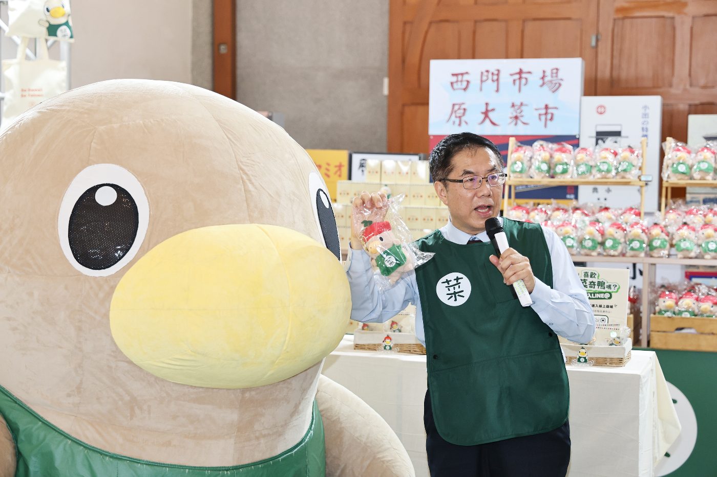 首波菜奇鴨授權商品西市場開賣 黃偉哲開箱笑稱比市長還受歡迎
