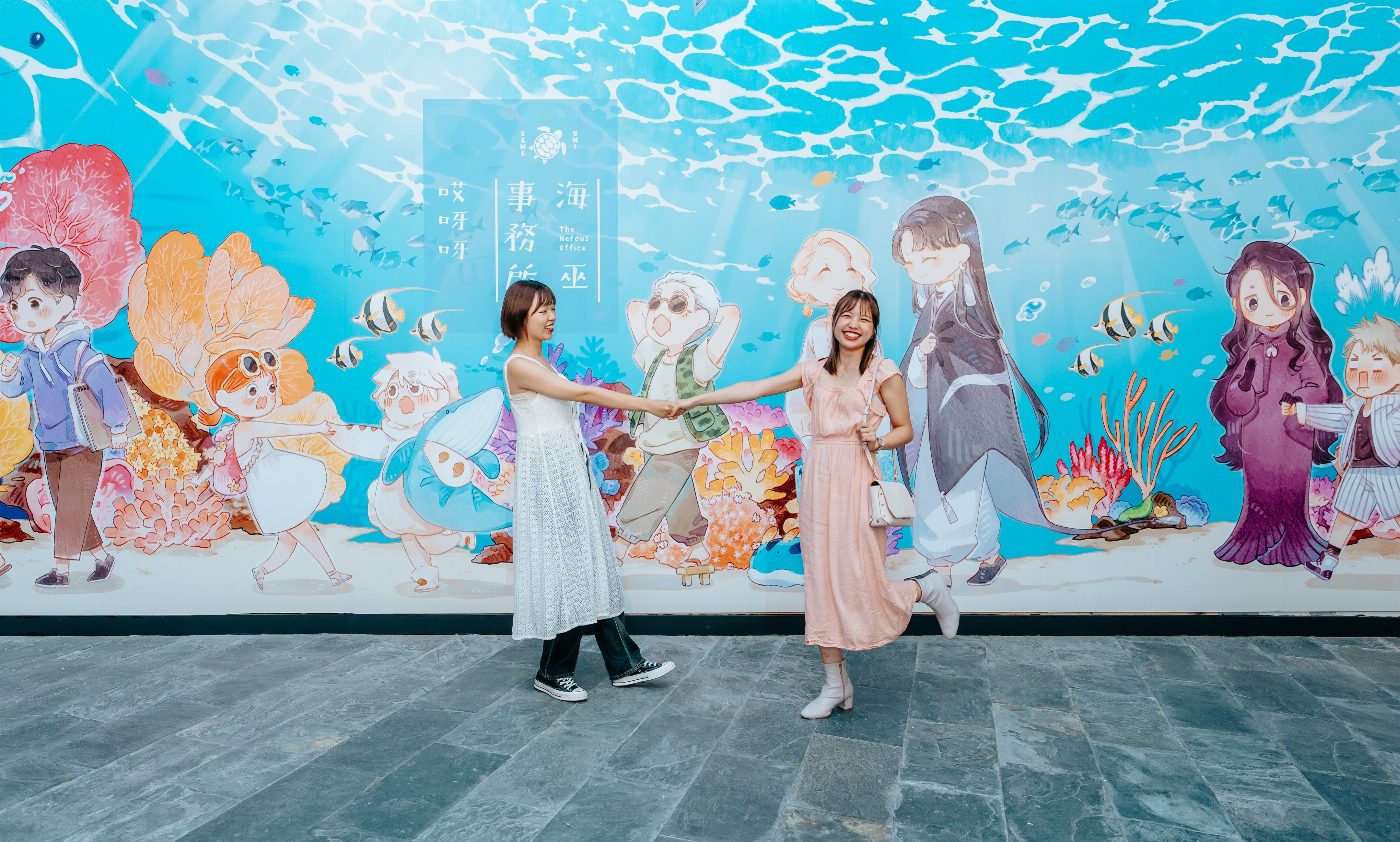 屏東海生館暑期全新企劃《波下的漫遊者》化身二次元角色展開海洋冒險 12公尺長巨幅漫畫牆、藍鯨骨骼展覽紀錄片震撼投影五大亮點全公開