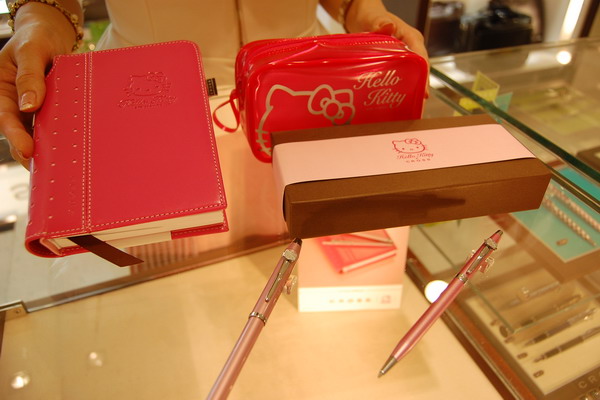 卡通偶像Hello Kitty與CROSS精品結合 滿足收藏童年夢想的心願