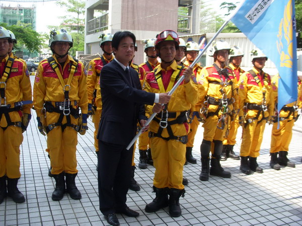 臺南市政府消防局特種搜救分隊成軍，市長親自授旗