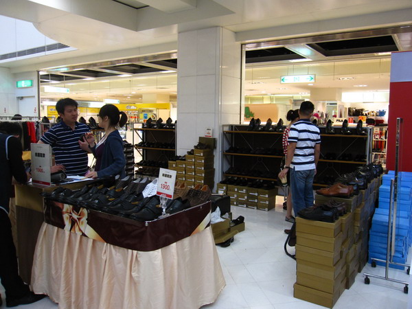 新光三越台南西門店強打 休閒男鞋暨名品特賣下殺1折起
