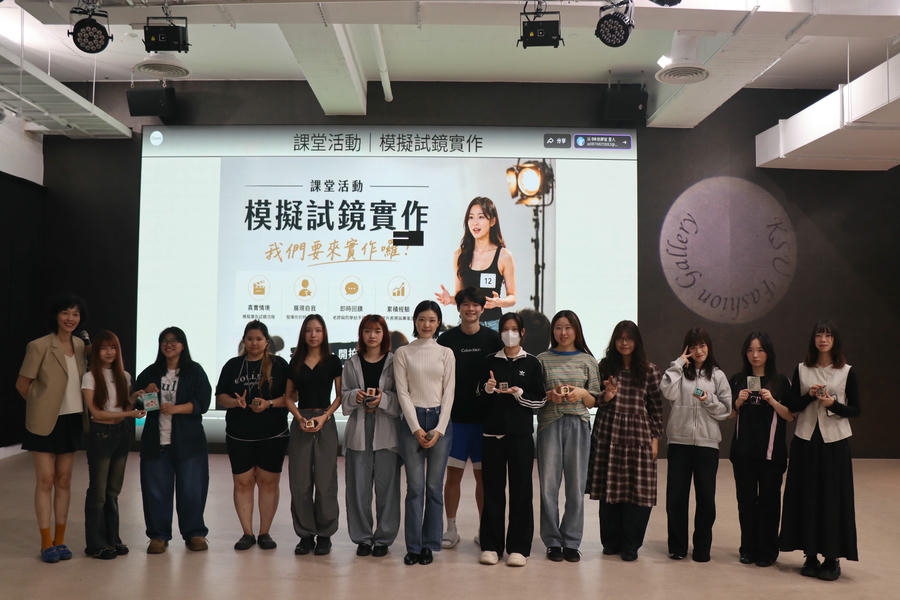 03.名模金鍾玉(左7)與收到精美小禮物的學生合影 03.名模金鍾玉(左7)與收到精美小禮物的學生合影