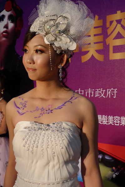結合人體彩繪 台灣首府大學健康與美容學系為新人設計婚紗