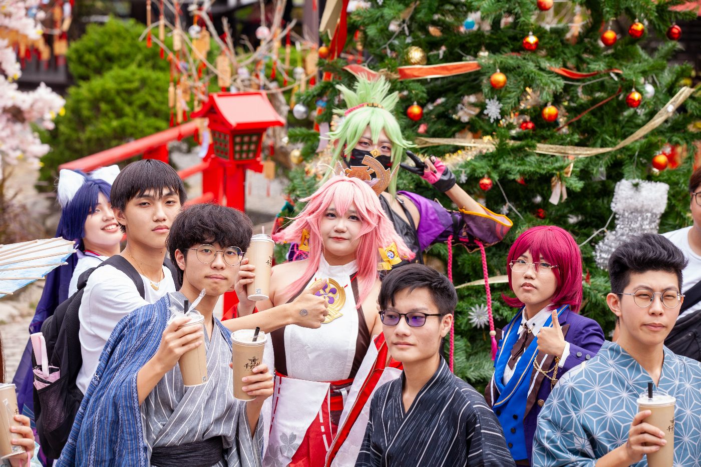 崑山科大動漫社新春踩街遊行 Cosplay歌舞表演、發送紅包吸睛引人潮