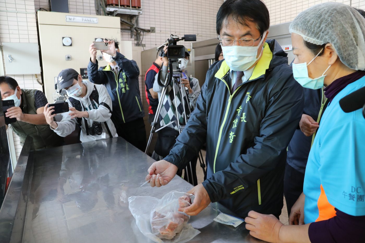 黃偉哲無預警視察大成國中營養午餐 關心市民的健康