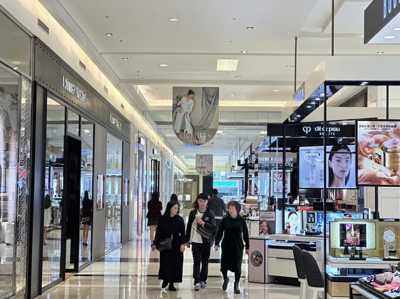 新光三越《2024春上市 以藝術之名》用「觀展穿搭」展現時髦風格品味  2024春夏趨勢單品：必備「西裝穿搭、都市沙灘」2大流行元素！春季新櫃派對！網路話題快閃登場 給你春季購物的新選擇
