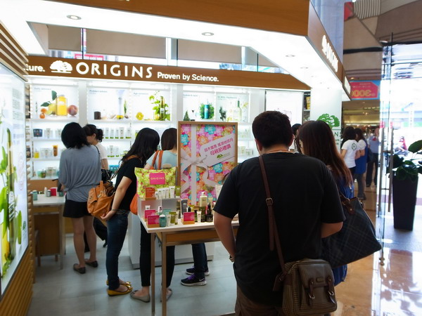 新光三越台南中山店《初夏購物節》盛大展開，1F化妝品區滿3000送300
