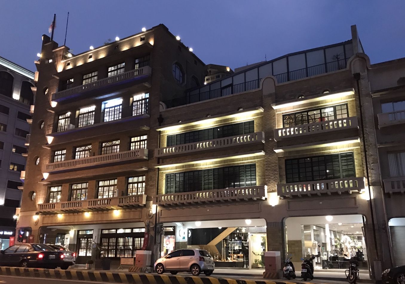 公部門協同屋主多年努力　重現老建築之美與光明   林百貨美麗夜景延伸　鄰屋兜空間Dou Maison老屋立面修復