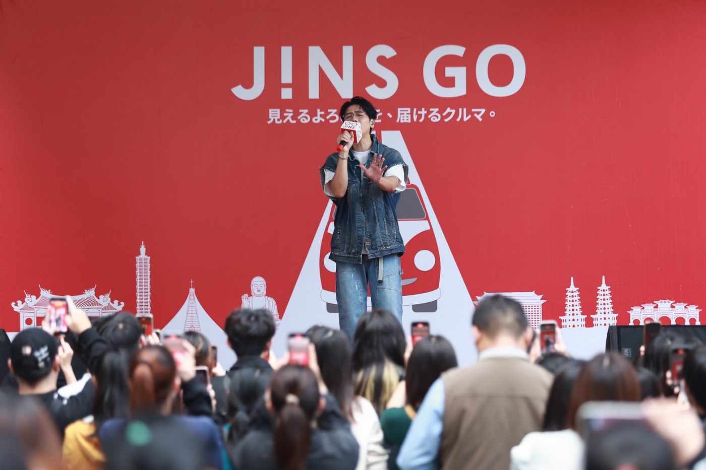 耶誕禮物提前領！JINS GO小紅胖卡嗨翻台南 蔡旻佑暖聲陪過耶誕 千人擠爆南紡廣場　民眾排隊搶領時尚墨鏡、爽吃堯平布朗尼  