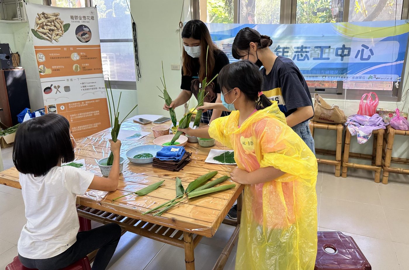 崑山科大攜手孩童體驗綠色教育 採集葛鬱金、油菜花妝點藝術創作