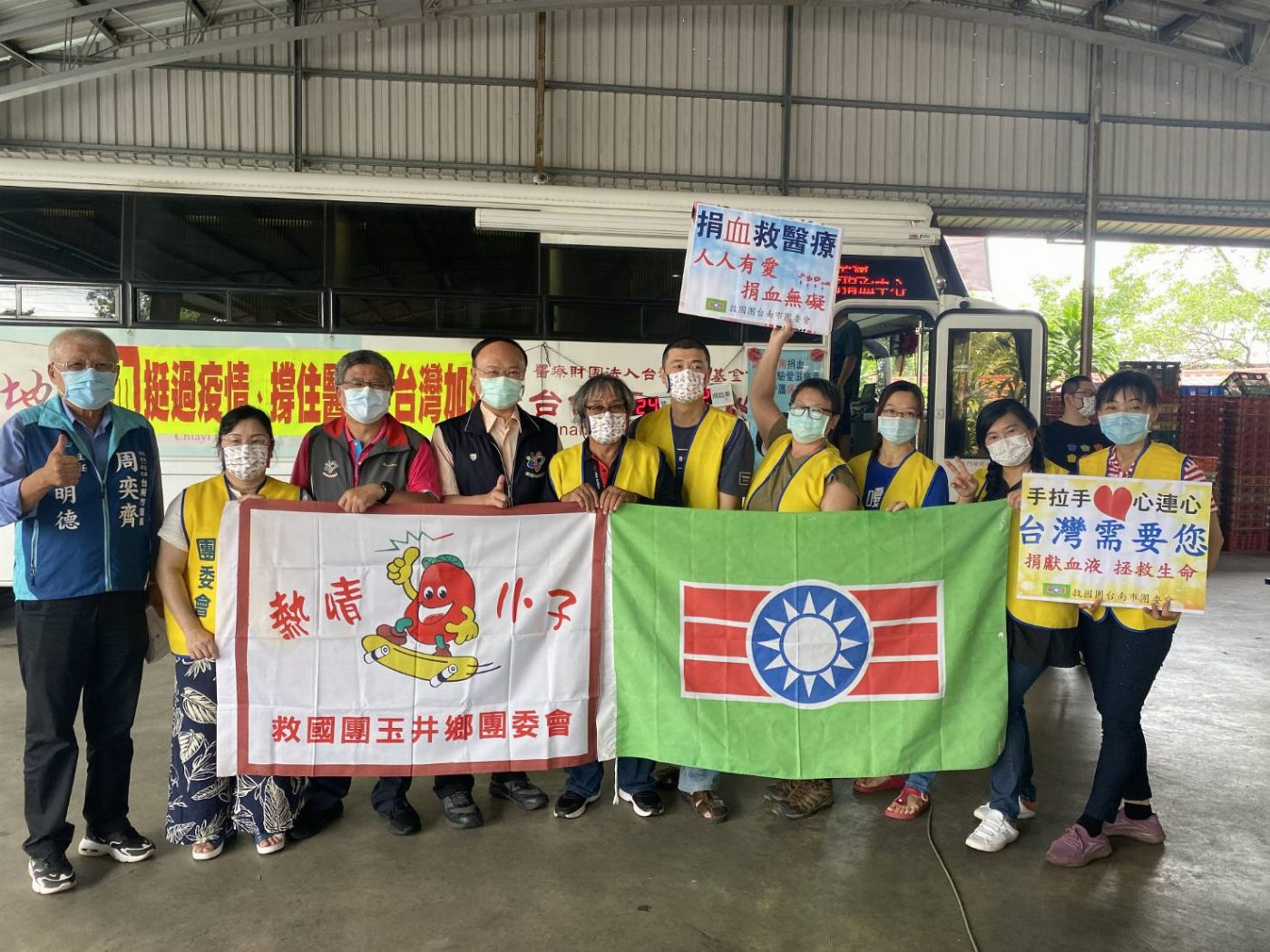 臺南市救國團動員義工夥伴辦理捐血救台灣、暖心送餐盒慰訪醫護