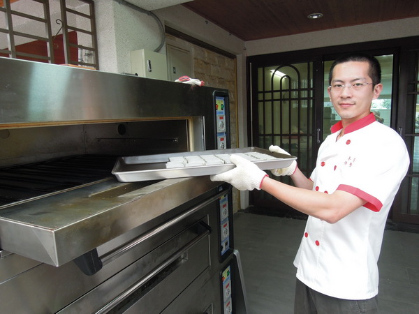 台南安平「平安經典伴手禮店」推出經典黃金鳳梨酥