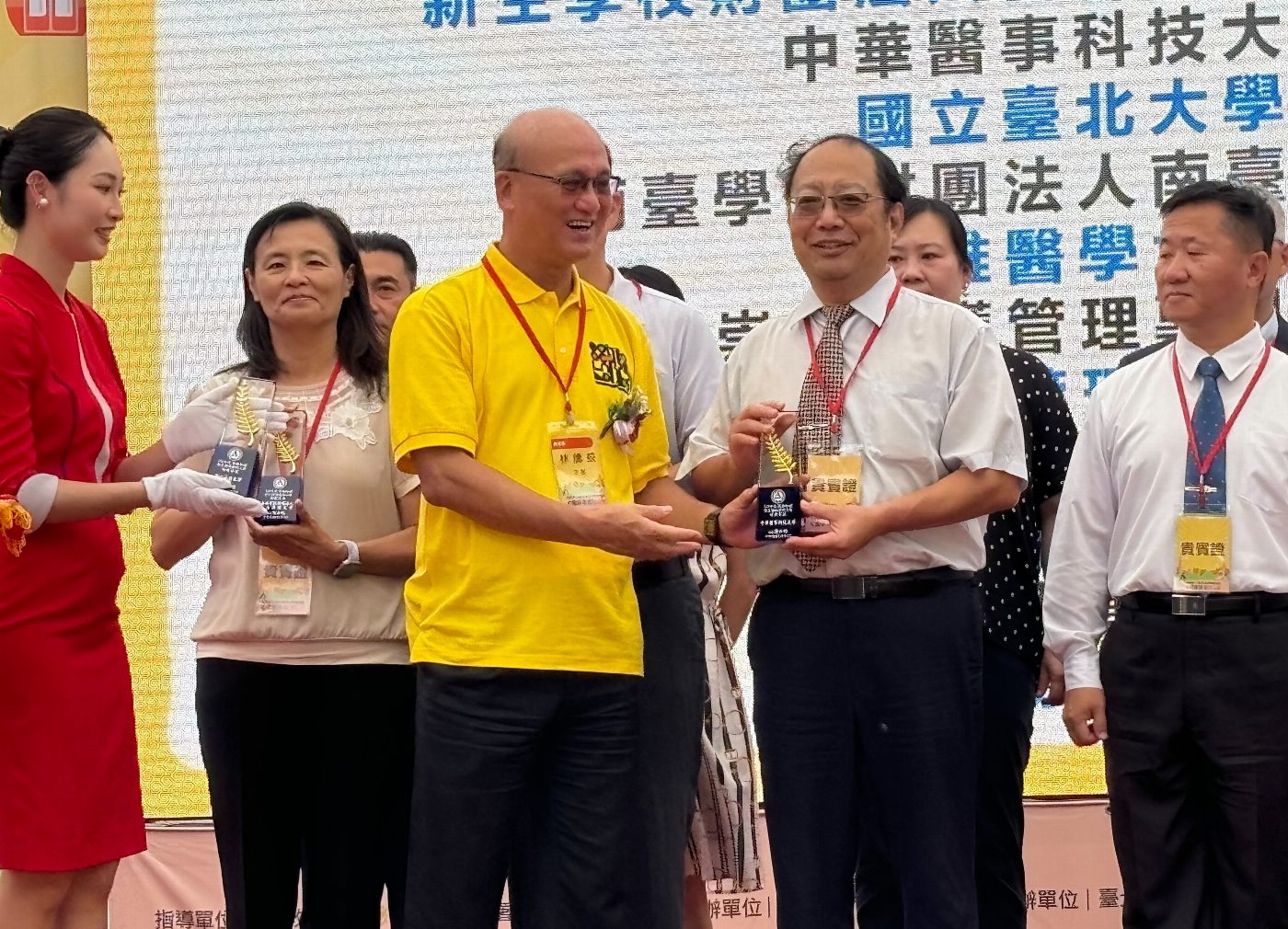 中華醫事科大執行防制學生藥物濫用宣導卓著 獲教育部頒績優學校
