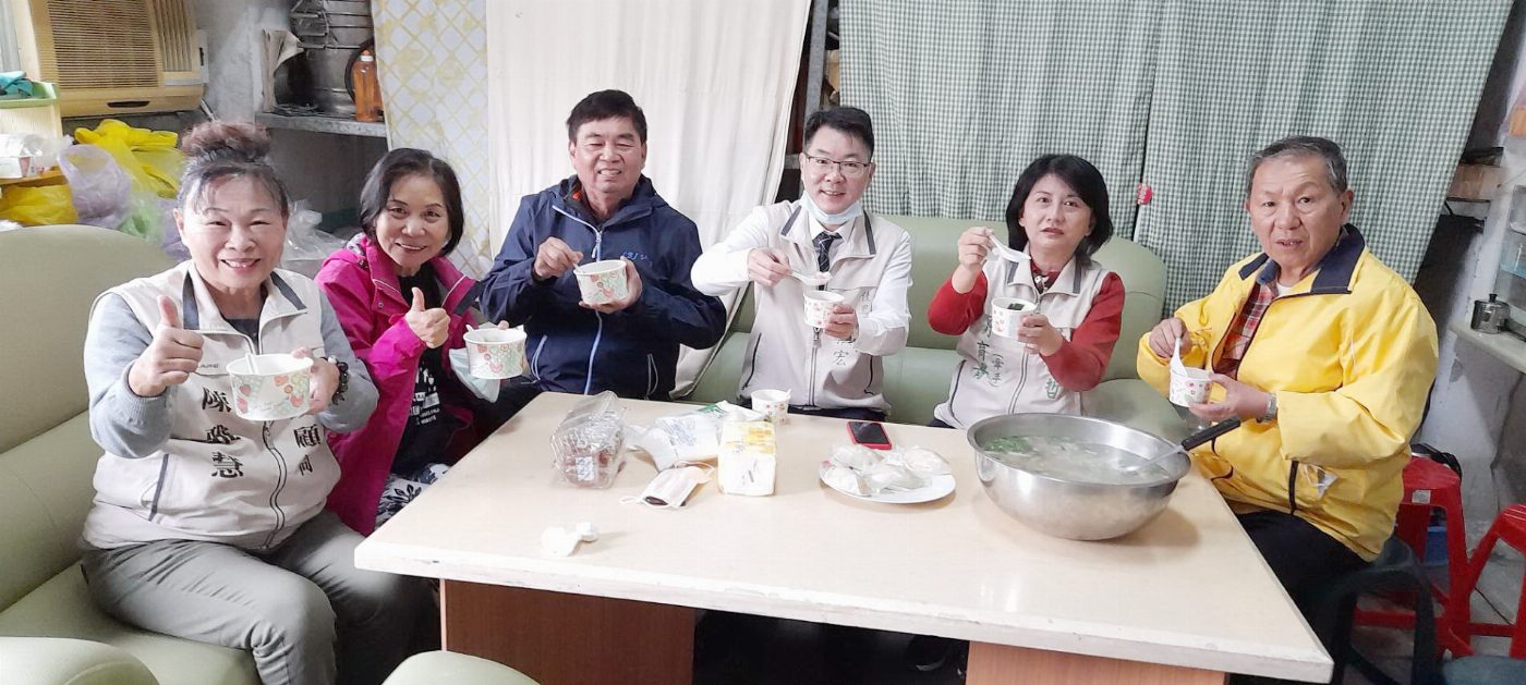 台南市龍鳳運動休閒發展協會冬至作古早味菜粿及煮湯圓關懷弱勢老人