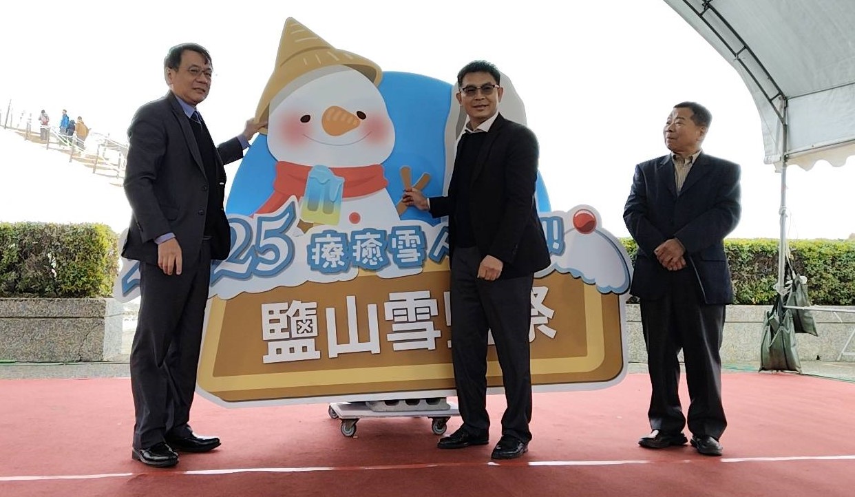臺南七股鹽山推出大型藝術裝置「療癒雪人」 12月23日正式亮相 新年必訪景點 Q萌模樣超療癒
