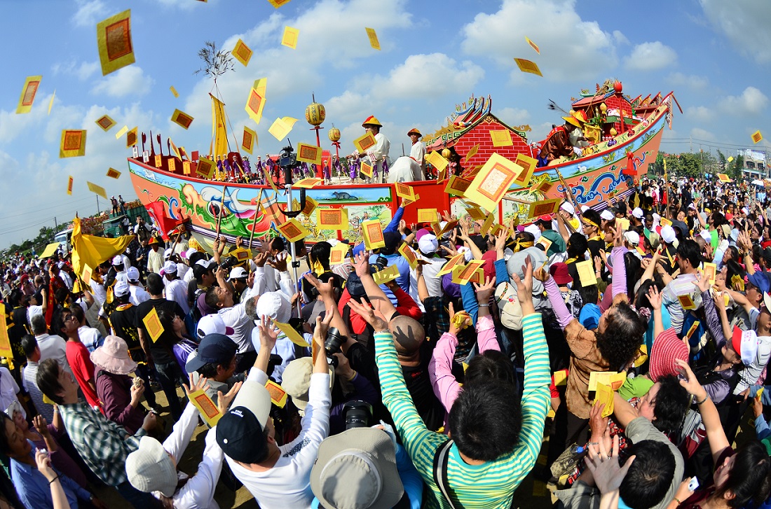 眾神之都臺南400甲辰香科年 追香科、蜈蚣陣、糖果雨、燒王船