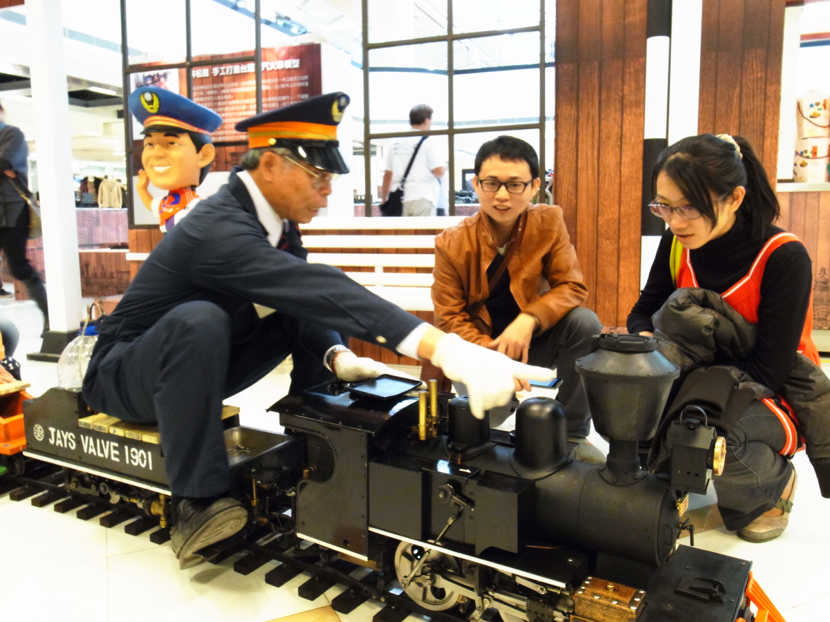 跨年鐵道展火車嘟嘟嘟開進新光三越台南西門店