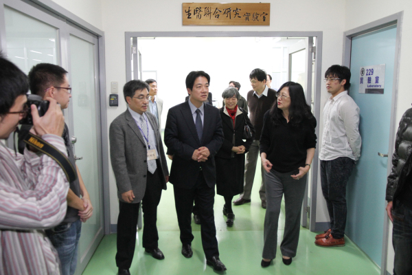 交大成立生醫實驗室與醫護光電中心 市長賴清德：不排除進一步合作