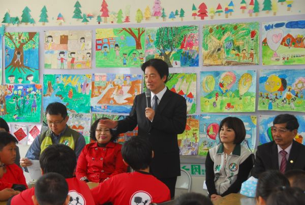 賴市長歲末關懷之旅首站至後壁區嘉田兒少照顧據點，表示市府將全力推廣兒少照顧據點，以照顧更多弱勢族群