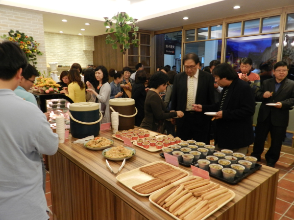 華醫科大「焙卡里夫」實習商店開幕