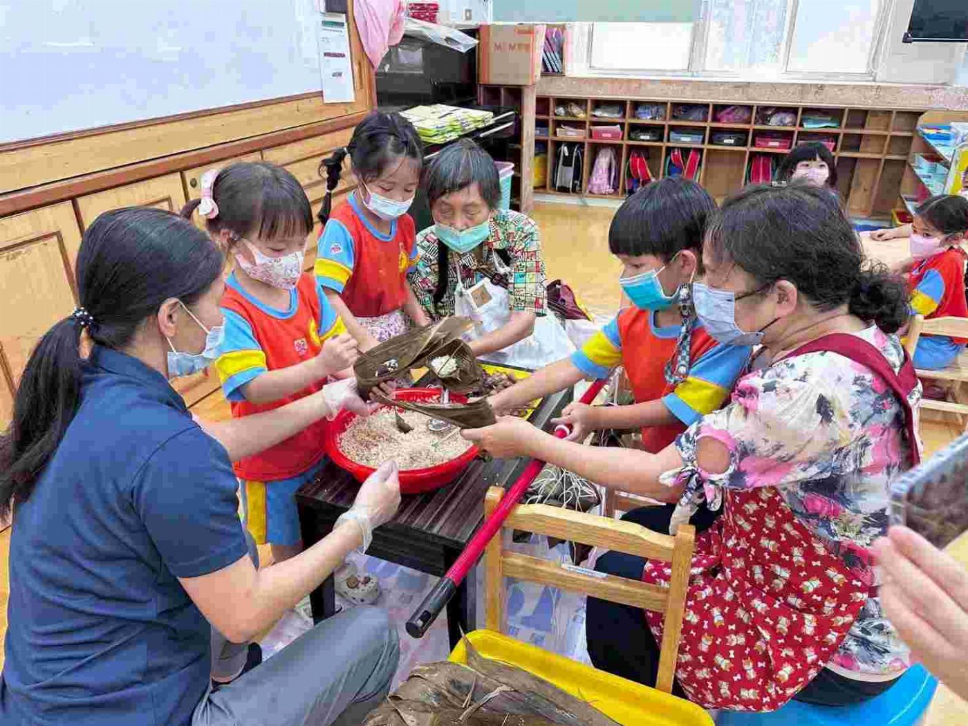 歡慶端午節，傳統文化的傳承—粽香滿園，祖孫樂融融