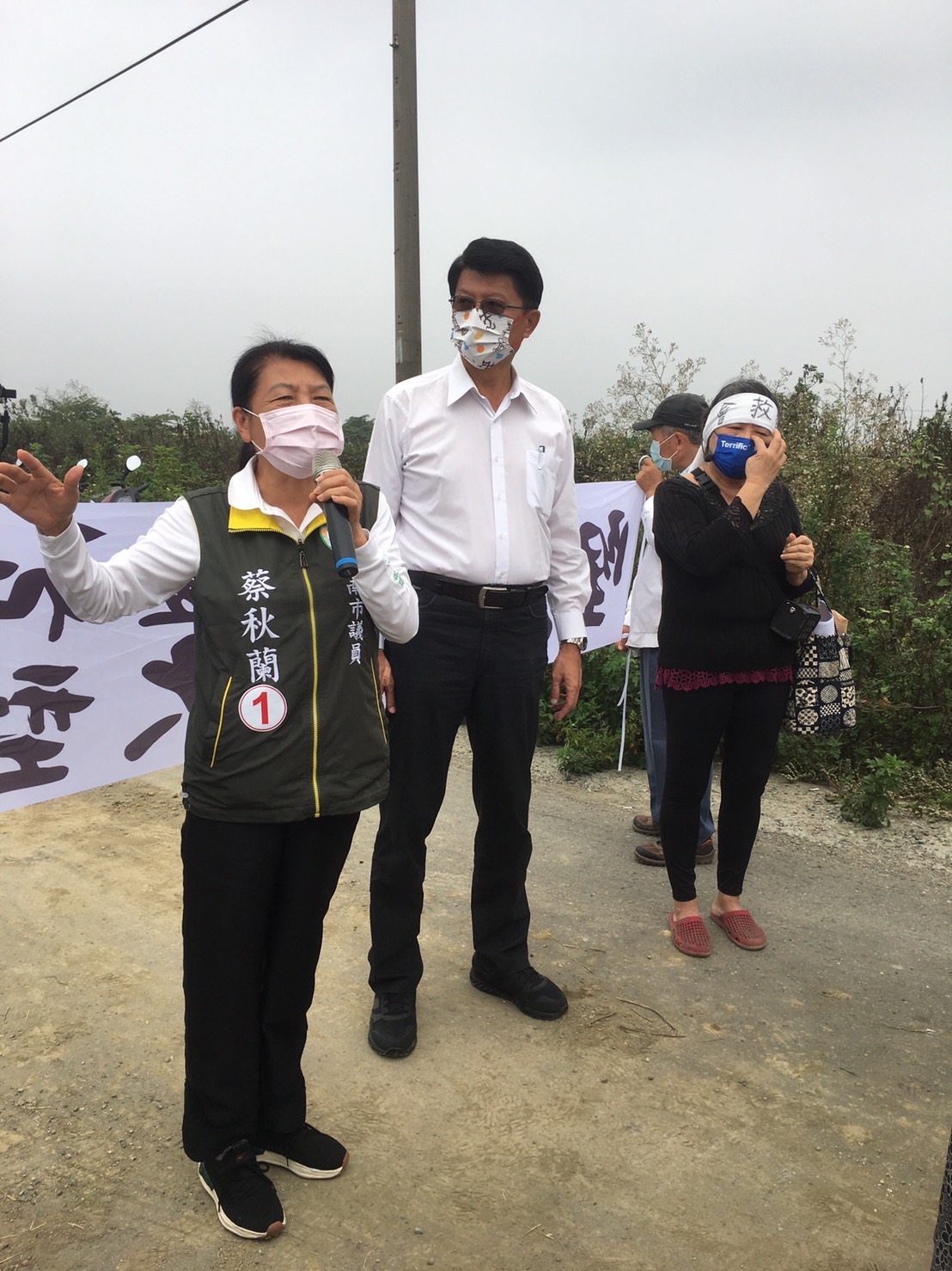 國民籍台南市長候選人謝龍介關切學甲豐和里堅決反對設置大型養豬場自救會白布條抗議施工