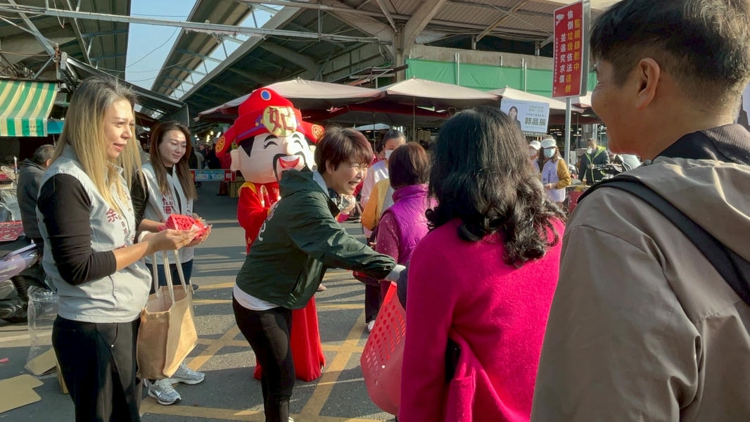 陳亭妃攜財神快閃市場拜年 發送一元紅包 現場湧現排隊人潮
