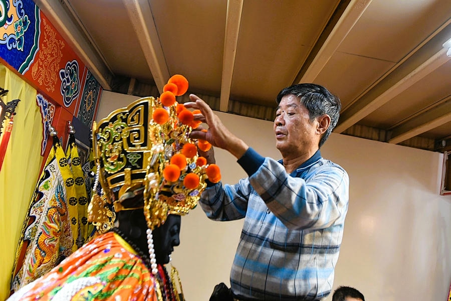 「臺南奇人帶路」專精金、銀、銅、紙神帽的藝師，郭春福親手戴萬頂神帽