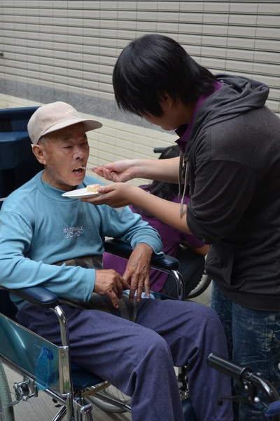台灣首府大學學生陪安養中心阿公阿嬤提前歡度母親節