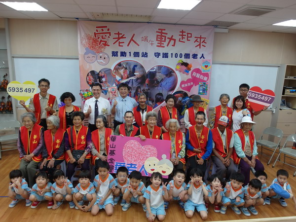 獨老過節  幼兒相伴