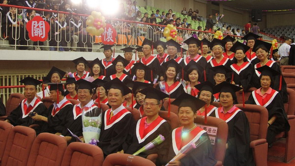 崑山科大畢典　4對樂齡夫妻光榮結業