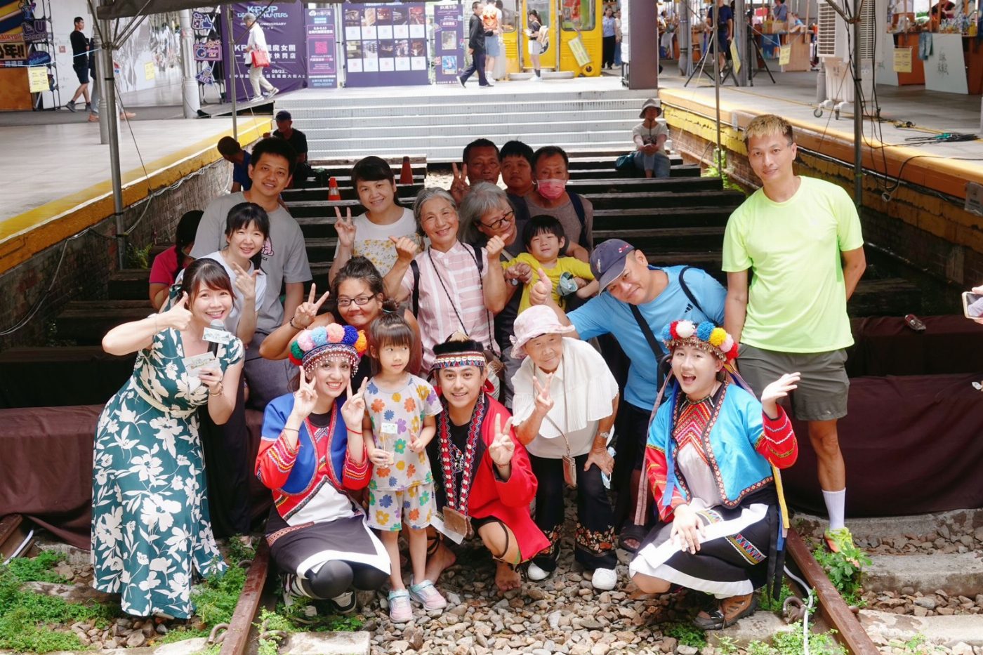 阿里山鄒族風笛表演藝術團與民眾合照 阿里山鄒族風笛表演藝術團與民眾合照